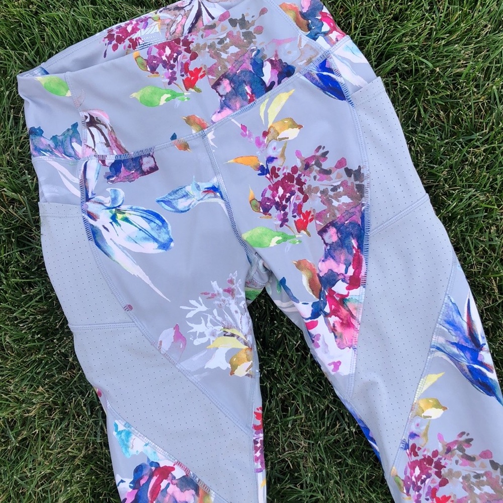 EUC Avia mid-length leggings with side pockets size small 4-6